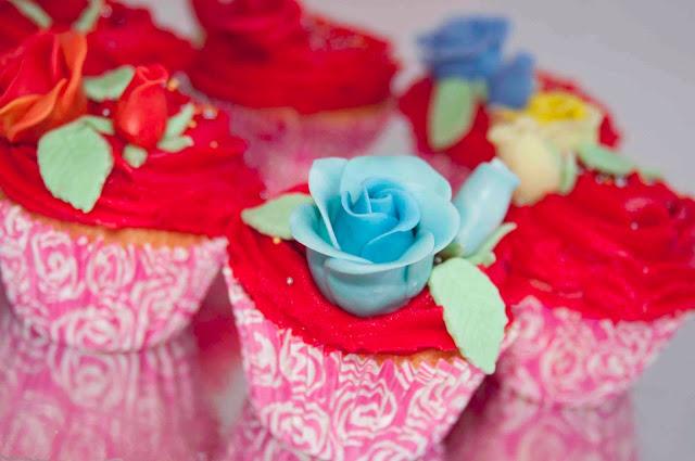 CUPCAKES DE VAINILLA RELLENOS DE CHOCOLATE CON CREMA DE FRAMBUESAS DECORADOS CON ROSAS