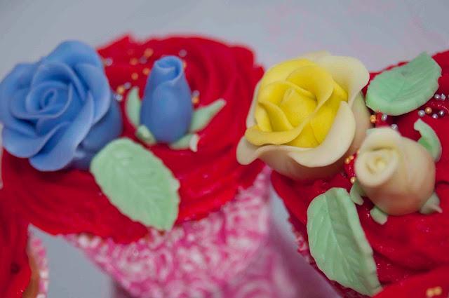 CUPCAKES DE VAINILLA RELLENOS DE CHOCOLATE CON CREMA DE FRAMBUESAS DECORADOS CON ROSAS