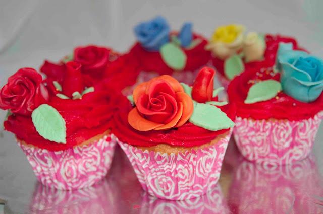 CUPCAKES DE VAINILLA RELLENOS DE CHOCOLATE CON CREMA DE FRAMBUESAS DECORADOS CON ROSAS