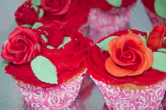 CUPCAKES DE VAINILLA RELLENOS DE CHOCOLATE CON CREMA DE FRAMBUESAS DECORADOS CON ROSAS