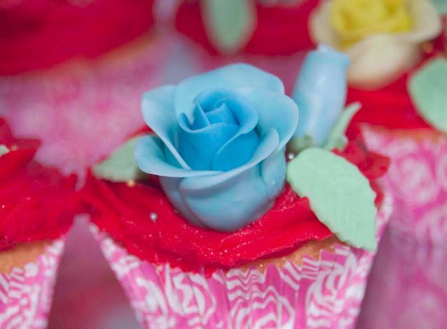 CUPCAKES DE VAINILLA RELLENOS DE CHOCOLATE CON CREMA DE FRAMBUESAS DECORADOS CON ROSAS