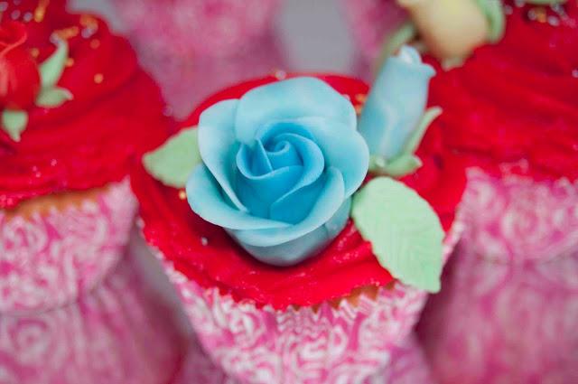 CUPCAKES DE VAINILLA RELLENOS DE CHOCOLATE CON CREMA DE FRAMBUESAS DECORADOS CON ROSAS