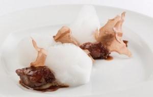 Mollejas de ternera en salsa de trufas negras con hojas secas de manzana y espuma de canelate. Que me lo expliquen porque no veo nada...