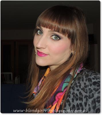 Look en tonos tierra con labios fucsia