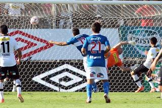 CATÓLICA SE QUEDÓ CON EL CLÁSICO Y ACECHA AL PUNTERO DEL TORNEO