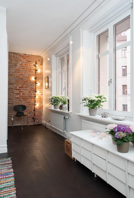 suelo de madera teñida oscura decoración estilo nórdico diseño de interiores duplex y aticos diseño de exteriores diseño de aticos y duplex decoración muebles ikea decoración inspiración nordica decoración en blanco decoración de áticos y dúplex blog decoración nordica escandinava 