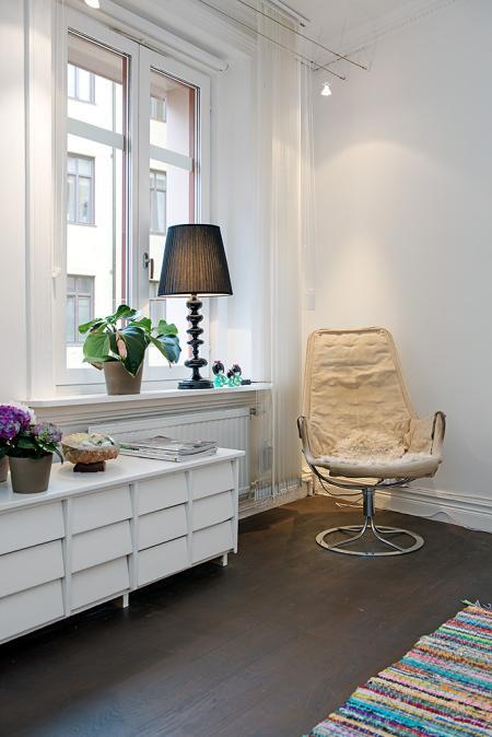 suelo de madera teñida oscura decoración estilo nórdico diseño de interiores duplex y aticos diseño de exteriores diseño de aticos y duplex decoración muebles ikea decoración inspiración nordica decoración en blanco decoración de áticos y dúplex blog decoración nordica escandinava 