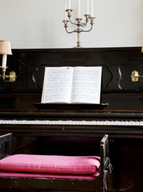 Un antiguo piano con candelabros