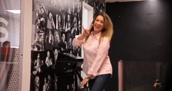 mujer entrando a las oficinas de kiss FM en Brasil
