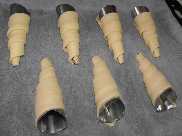 Conos de hojaldre rellenos de crema de yema