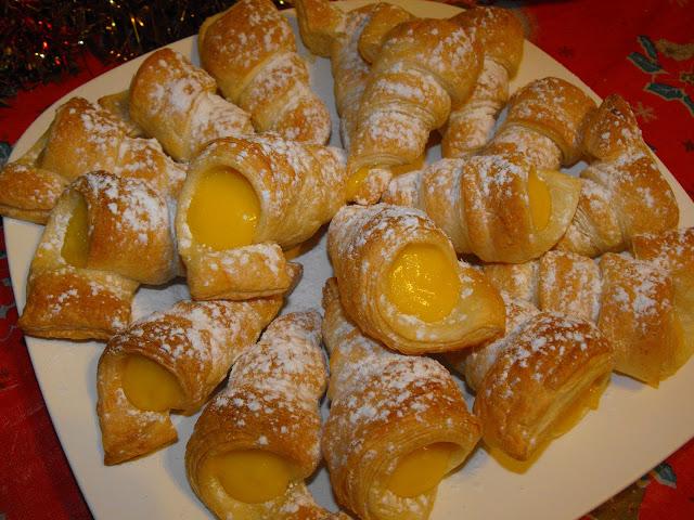 Conos de hojaldre rellenos de crema de yema