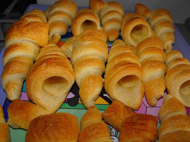 Conos de hojaldre rellenos de crema de yema