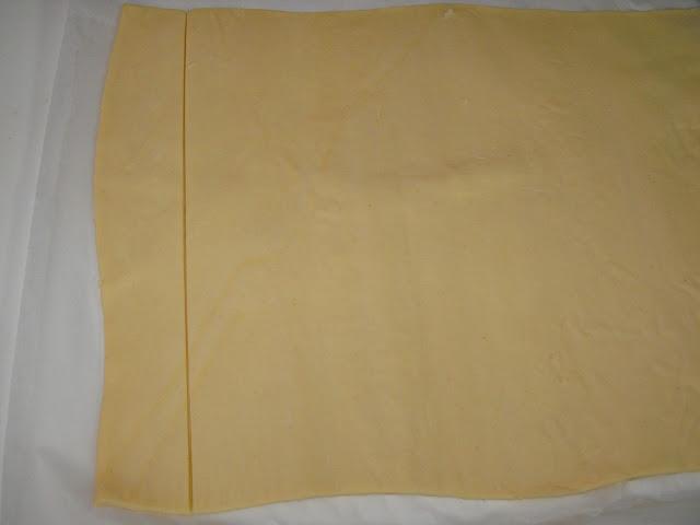 Conos de hojaldre rellenos de crema de yema