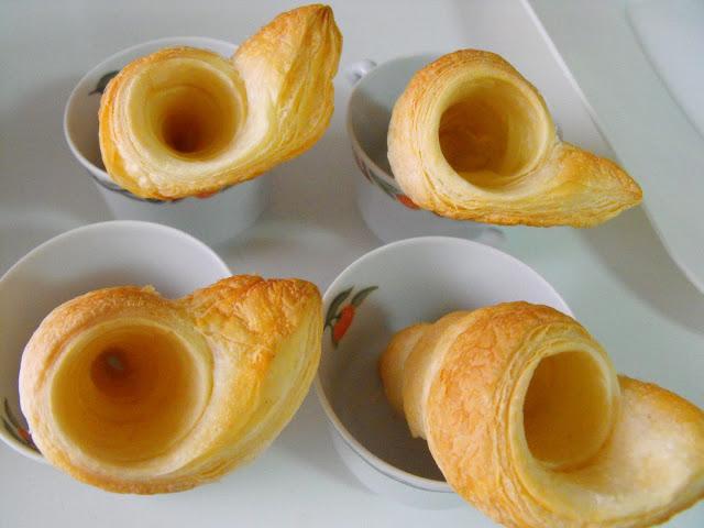 Conos de hojaldre rellenos de crema de yema