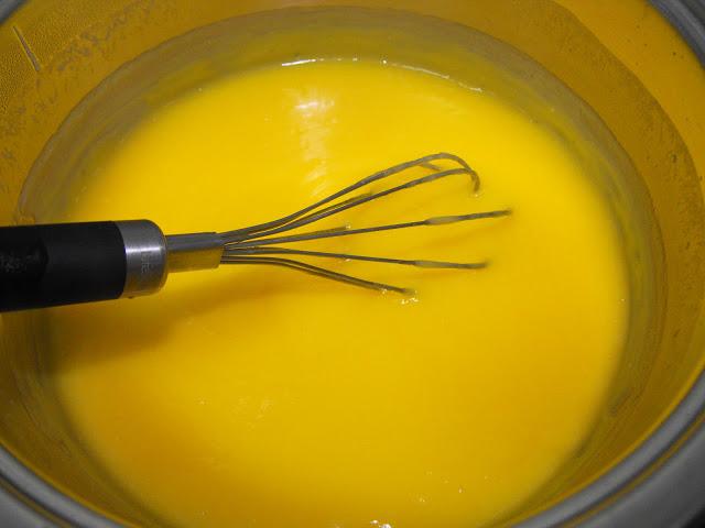 Conos de hojaldre rellenos de crema de yema