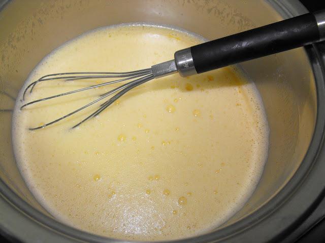 Conos de hojaldre rellenos de crema de yema