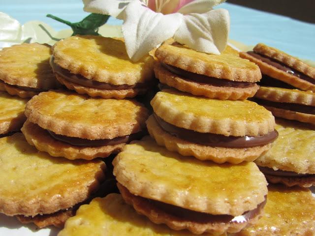 Galletas rellenas de chocolate