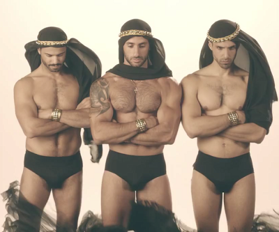 expulsan a tres hombres por ser demasiado guapos