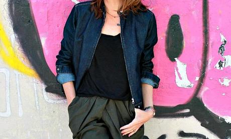 sandalias en blanco y negro y bomber