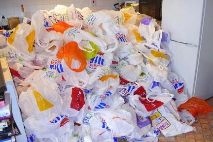 Ejemplo de acumulación de bolsas de plástico en un hogar