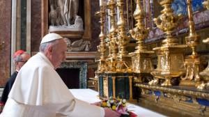 FRANCISCO-COLOCA-FLORES-DENTRO-BASILICA_IECIMA20130314_0073_7