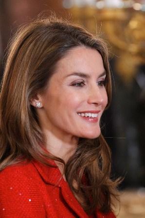 Dña. Letizia, de rojo, en el almuerzo previo al Premio Cervantes 2012