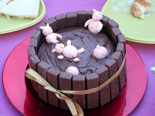 Tarta de chocolate cerditos en  cuba de barro