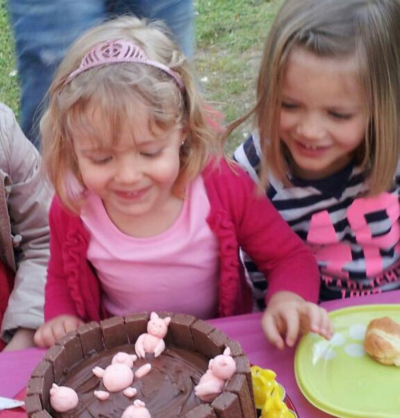 Tarta de chocolate cerditos en  cuba de barro