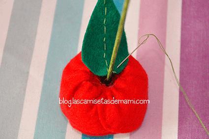 Celebrando el día del libro con una rosa de fieltro Rosa fieltro