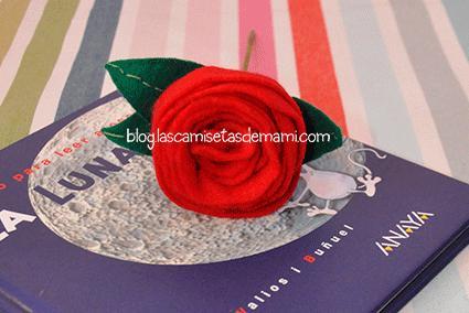 Celebrando el día del libro con una rosa de fieltro Rosa de fieltro