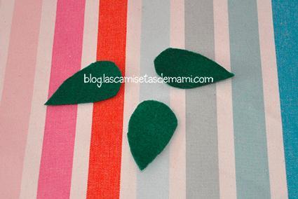 Celebrando el día del libro con una rosa de fieltro rosa de fieltro