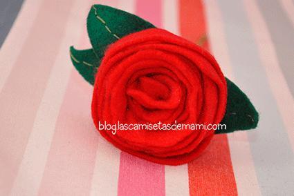 Celebrando el día del libro con una rosa de fieltro rosa-fieltro1