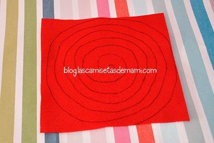 Celebrando el día del libro con una rosa de fieltro Rosa de fieltro