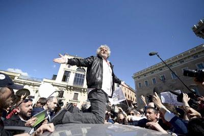 Grillo advierte sobre “el pequeño astuto golpe institucional”.