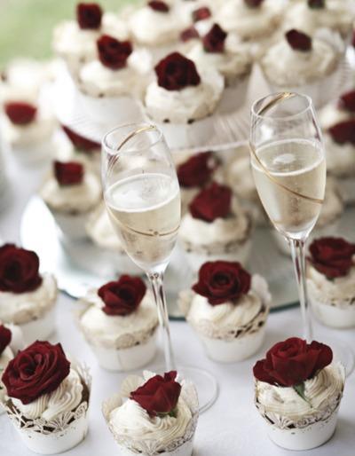 En la Diada de Sant Jordi...rosas rojas para tu boda: elegancia y pasión garantizadas.