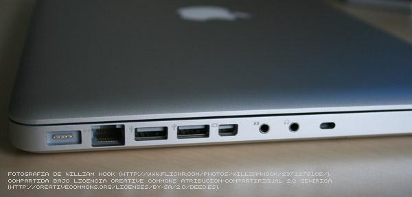 Foto de Macbook Pro en la que se muestra otro motivo por el que muchos odian a Apple: demasiados pocos puertos USB