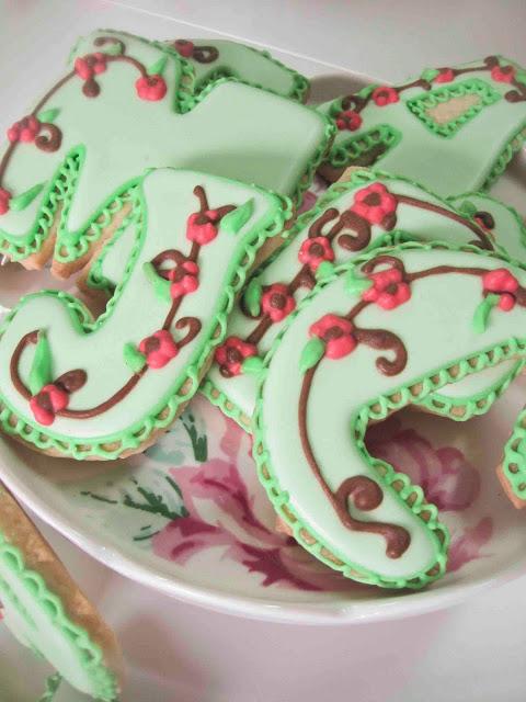 GALLETAS  DE INICIALES DECORADAS