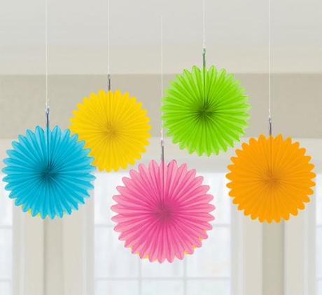 abanicos de papel de colores alegres para decorar fiestas