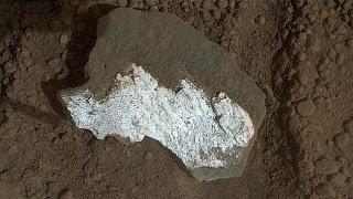 Descubre el Curiosity una Extraña Roca Blanca en Marte