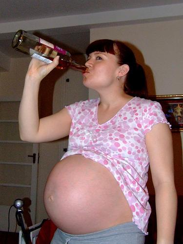 Un nuevo estudio revela que un poco de vino durante el embarazo no daña al feto