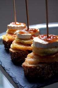 PINTXO: TEMPURA DE TOMATE Y CALABACÍN CON QUESO DE CABRA Y CEBOLLA CARAMELIZADA A LA REDUCCIÓN DE PEDRO XIMÉNEZ