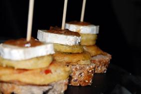 PINTXO: TEMPURA DE TOMATE Y CALABACÍN CON QUESO DE CABRA Y CEBOLLA CARAMELIZADA A LA REDUCCIÓN DE PEDRO XIMÉNEZ