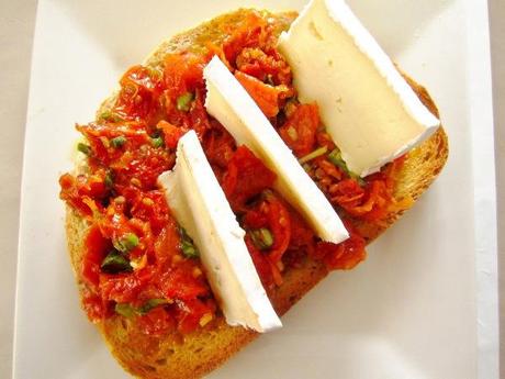 Crostinis de tomates, queso y albahaca crostini-de-tomates-queso-y-albahaca (5)