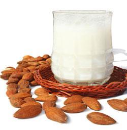 Beneficios para nuestra salud de beber leche de almendras Beneficios para la salud de beber leche de almendras