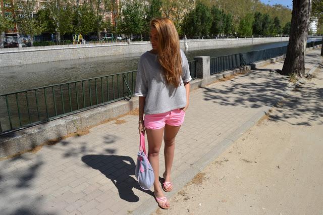 SUMMERY COLORSBuenos días!!! Os enseño un look con shorts...