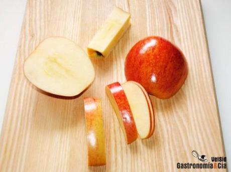 Fruta pelada y cortada para niños