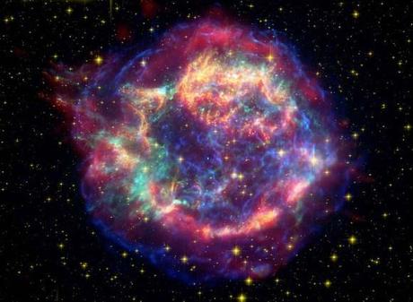 Buscando los orígenes del sistema solar en dos granos de arena Imagen compuesta de los remanentes de la supernova Cassiopea-A donde fueron identificados materiales como los silicatos.