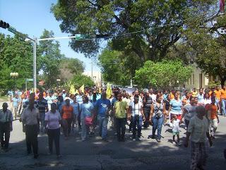 Marchan en Neiba en reclamo de aceras y contenes, para asfaltado.