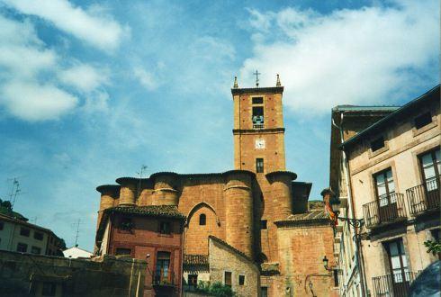 fachada y vista de frente del monasterio de santa maría la real