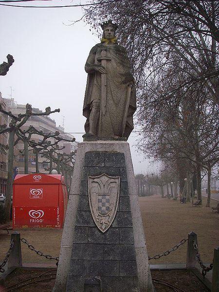 monumento al rey fernando III en nájera.